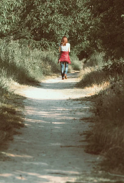 Chica Pelirroja Solitaria Caminando Por Sendero Naturaleza Aspecto Vintage — Foto de Stock