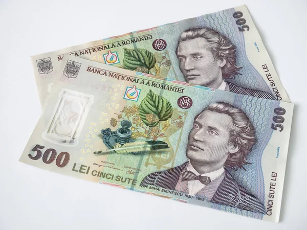 Beyaz arka planda iki 50 RON ya da Lei Romanya banknotları. Romanya para birimi.