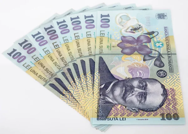 Beyaz arka planda birçok 100 RON veya Lei Romanya banknotları. Romanya para birimi.