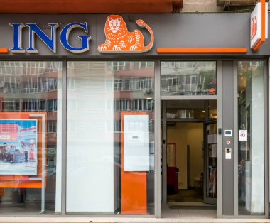 Bükreş / Romanya - 06.22.2020: ING Bank Bükreş şubesi. Romanya 'daki ING banka şubesinin girişinde logo bulunan giriş..