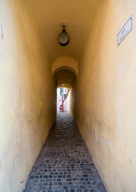 Brasov / Romanya - 06.28.2020: Brasov Tampa Dağı 'nda büyük harflerle yazıldı. Eski şehrin dar sokaklarından Brasov tabelası görünüyor..
