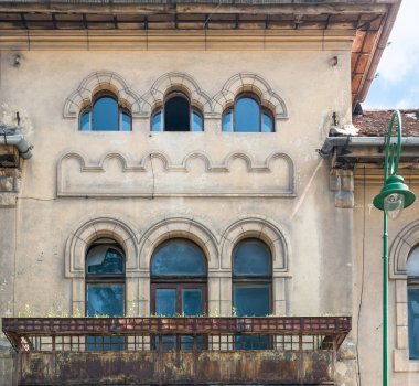 Romanya 'nın Brasov kentinde eski ve yıpranmış bir ortaçağ binasıyla ayrıntıları kapat.