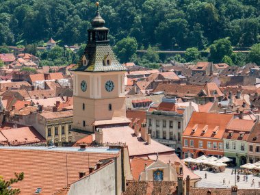 Brasov / Romanya - 06.28.2020: Brasov belediye binası eski belediye meclisi meydanında yer alıyor. Hava görünümü.