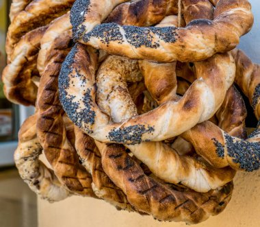 Taze pişmiş geleneksel Romen krakerleri tuz, haşhaş ve susam tohumlarıyla