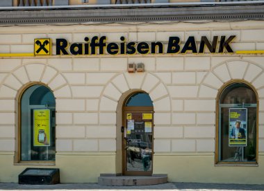 Brasov / Romanya - 06.28.2020: Raiffeisen banka şubesi eski Brasov kentinde, Council Square.