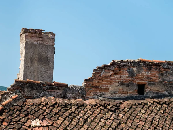Altes Mittelalterliches Dach Mit Ziegeln Aus Rotem Stein Und Einem — Stockfoto