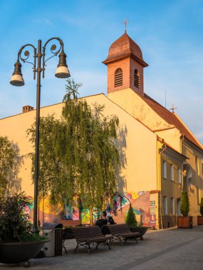 Brasov / Romanya - 06.28.2020: Vaftizci Aziz Yahya 'ya ithaf edilen Fransisken Kilisesi daha sonra barok tarzında yeniden inşa edildi.