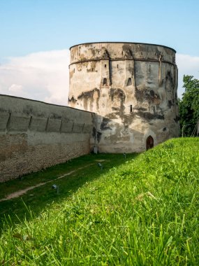 Brasov / Romanya - 06.28.2020: Romanya 'nın Brasov kentindeki Drapers kalesi veya Bastionul Postavarilor. Eski ortaçağ yapısı 15. yüzyılda inşa edilmiş.