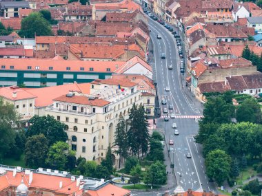 Brasov / Romanya - 06.28.2020: Brasov 'un ana caddelerinden birine sahip hava manzarası (strada Lunga).