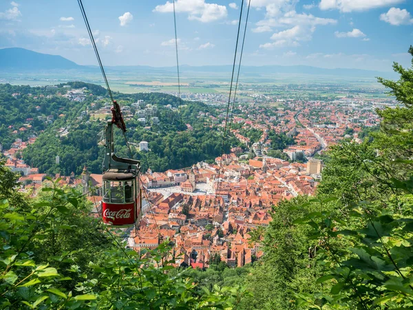 Brasov / Roamania - 06.28.2020: Brasov kentiyle Tampa Dağı zirvesine giden kablo araç.
