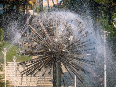 Romanya 'nın Busteni kentindeki bir çeşme ile yakınlaş