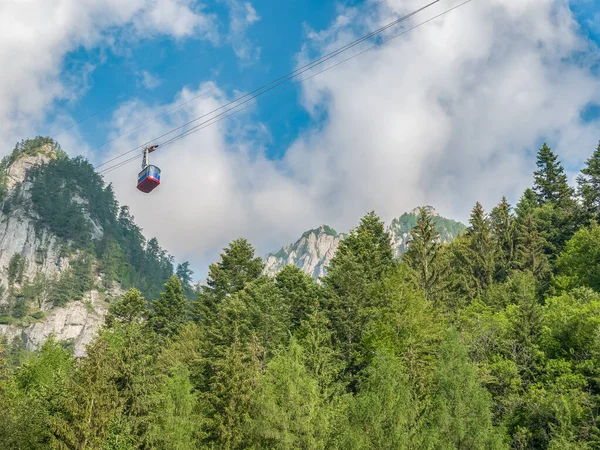 Romanya 'nın Karpat Dağları' ndaki teleferik ya da telekabin. Romanya 'nın Bucegi Ulusal Parkı' nda güzel bir manzara.