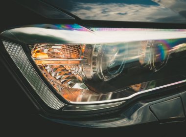 Modern bir arabanın LED farlarıyla detayları kapat.