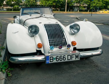 Bükreş / Romanya - 07.15.2020: Morgan Roadster klasik vinatgte arabası Bükreş sokaklarında Morgan Motor Şirketi tarafından yapıldı.