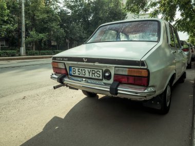 Bükreş / Romanya - 07.15.2020: Bükreş sokaklarına park edilmiş eski Rumen arabası Dacia 1310.