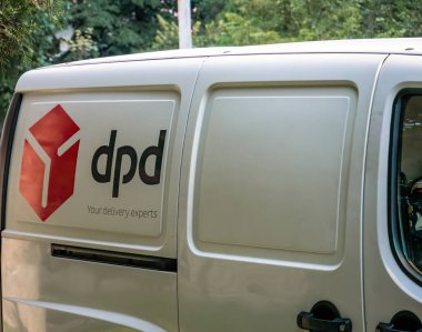 Bükreş / Romanya: Park halindeki DPD dağıtım minibüsü