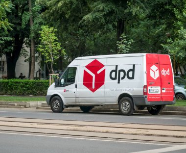 Bükreş / Romanya - 07.15.2020: Bükreş sokaklarında park halindeki DPD kargo aracı.