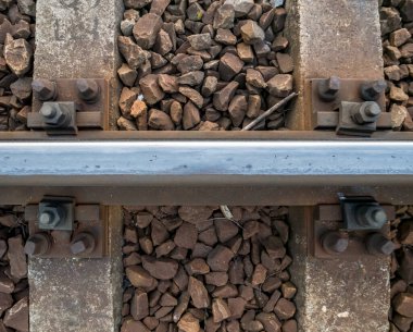 Demiryolu hattına yakın çekim. Seçici odak.