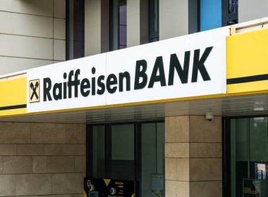 Bükreş / Romanya - 07.18.2020: Bükreş 'teki bir şubenin girişinde Raiffeisen banka logosu
