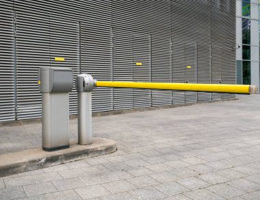 Bükreş 'teki bir iş parkının girişinde otomatik sarı bariyer