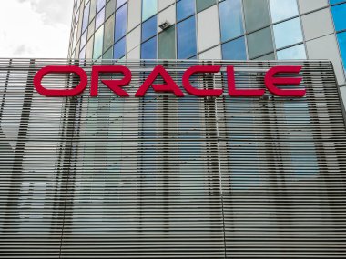 Bükreş / Romanya - 07.18.2020: Oracle merkez binası Bükreş 'te. Kahin şirketinin logosu bir ofis binasında..