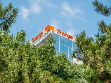 Bükreş / Romanya - 07.18.2020: Bükreş 'teki bir ofis binasının Orange S.A şirket logosu. Romanya 'daki Turuncu Merkez.