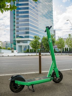 Bükreş / Romanya - 07.15.2020: Bükreş 'te Bolt şirketine ait kiralık elektrikli scooter parkı .