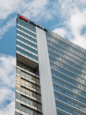 Bükreş / Romanya - 07.18.2020: Huawei şirketinin Bükreş 'teki bir ofis binasının logosu. Huawei 'nin Romanya ofisleri.