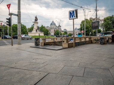 Bükreş / Romanya - 07.18.2020: Romanya 'nın Bükreş kentindeki Piata Universitatii metro istasyonuna Giriş.