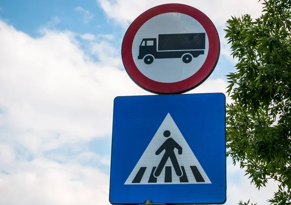 Geen Vrachtwagens Toegestaan Straatnaambord Een Rode Cirkel Verkeersbord Voor Voetgangers — Stockfoto