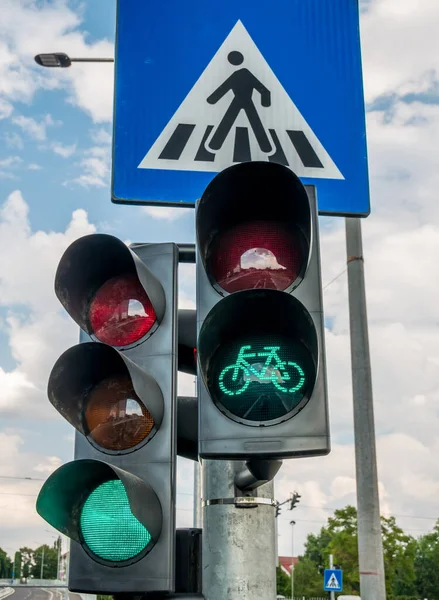 Verkeerslicht Tegen Blauwe Bewolkte Lucht Verkeerslichten Voor Fietsen — Stockfoto