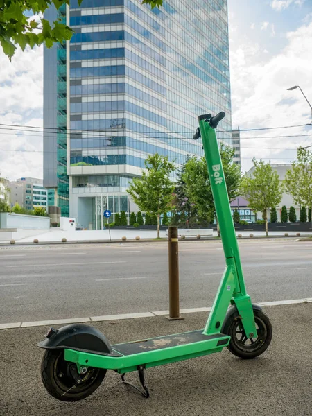 Bucarest Rumania 2020 Alquiler Scooter Eléctrico Aparcado Bucarest Perteneciente Empresa —  Fotos de Stock