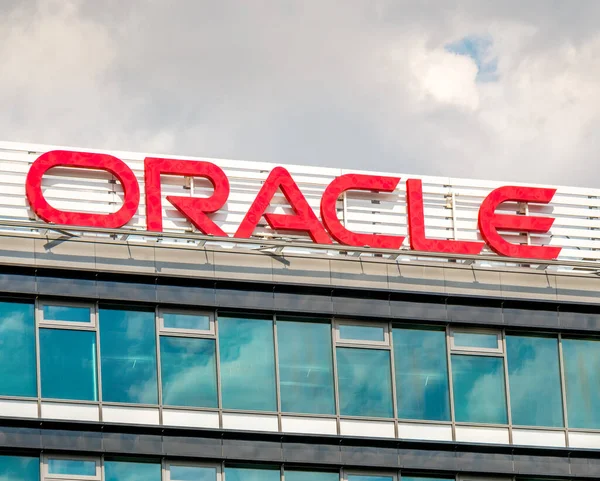 Bükreş / Romanya - 07.18.2020: Oracle merkez binası Bükreş 'te. Kahin şirketinin logosu bir ofis binasında..