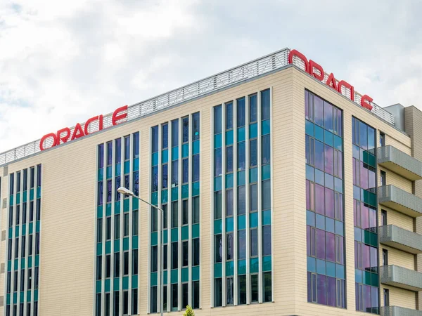 Bükreş / Romanya - 07.18.2020: Oracle merkez binası Bükreş 'te. Kahin şirketinin logosu bir ofis binasında..