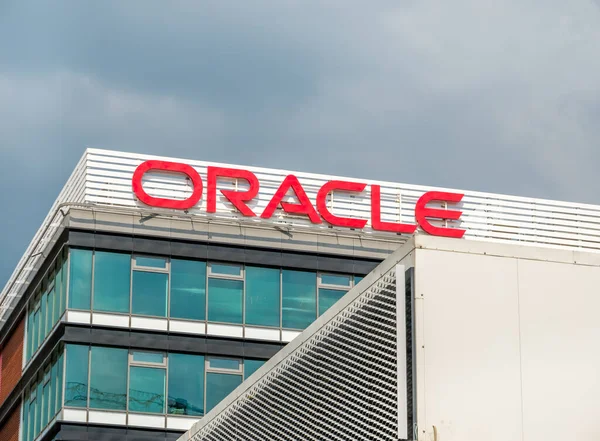 Bükreş / Romanya - 07.18.2020: Oracle merkez binası Bükreş 'te. Kahin şirketinin logosu bir ofis binasında..