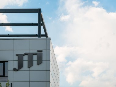 Bükreş / Romanya - 07.18.2020: Bükreş 'teki bir binanın JTI şirket logosu. JTI Romanya JTI 'nin bir yan kuruluşu (Japan Tobacco Inc.)