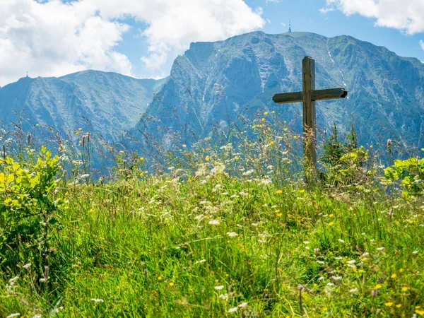 Arka Planda Bucegi Dağları Olan Bir Haç Romanya Daki Karpat — Stok fotoğraf