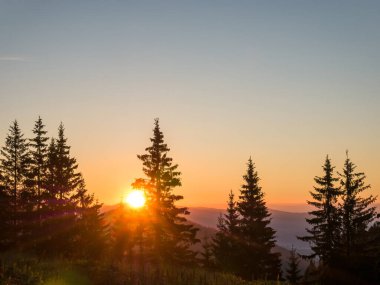 Romanya 'daki Karpat Dağları' nın bir parçası olan Bucegi Dağları 'nda güzel bir günbatımı.