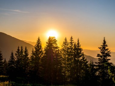Romanya 'daki Karpat Dağları' nın bir parçası olan Bucegi Dağları 'nda güzel bir günbatımı.