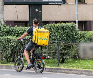 Bükreş / Romanya - 07.25.2020: Siparişi getiren bisikletli Glovo kuryesi.