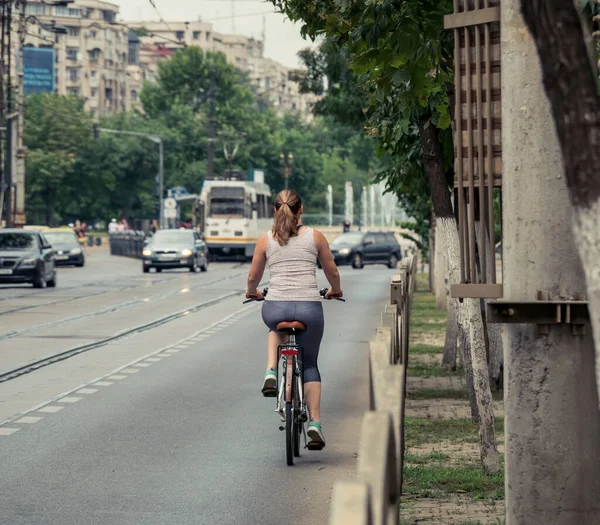 Mädchen Mit Fahrrad Auf Den Straßen Von Bukarest — Stockfoto