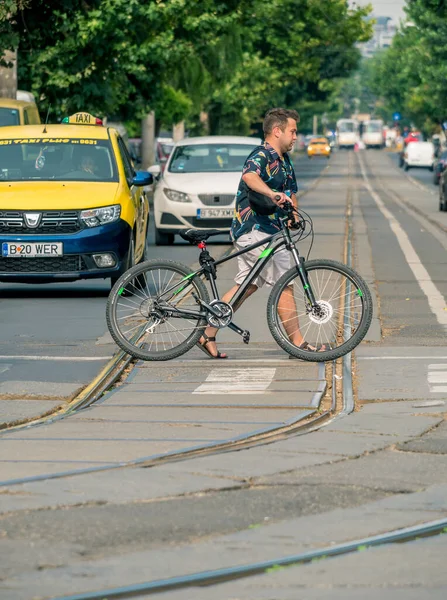 Bucarest Rumania 2020 Hombre Caminando Bicicleta Cruzando Calle Como Peatón —  Fotos de Stock