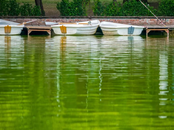 停泊在湖边木制码头边的船只 — 图库照片