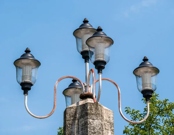 Уличная Лампа Фонарный Столб Многими Шарами Против Неба — стоковое фото