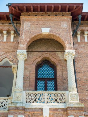 Mogosoaia / Romanya - 07.29.2020: Brancovenezya mimari tarzında inşa edilen Mogosoaia Sarayı 'nın balkonuna sahip mimari detay.