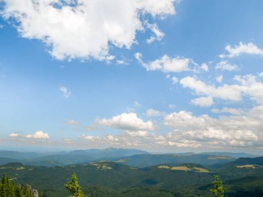 Romanya 'daki Karpat dağlarının bir kısmı olan Piatra Mare (Bg Rock) dağlarından güzel manzaralar.