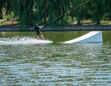 Wakeboardcu Mogosoaia Gölü 'nde sörf yapıyor. Atlamaya hazırlanıyor..