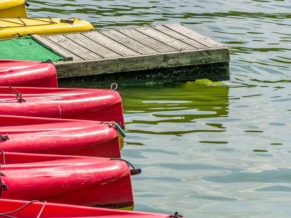 Kayaks Rojos Muelle Muelle Lago Mogosoaia Rumania —  Fotos de Stock