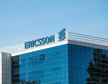 Bükreş / Romanya - 08.18.2020: Bükreş 'teki bir ofis binasının logosu. Ericsson, merkezi Stockholm 'de bulunan İsveç merkezli çok uluslu bir telekomünikasyon şirketidir..