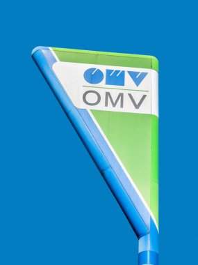 Bükreş / Romanya - 08.18.2020: Bükreş 'teki OMV benzin istasyonu logosu mavi arka planda.
